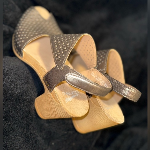 Dansko Silver Sandals with Perforated Upper and Slingback new* - Picture 11 of 16